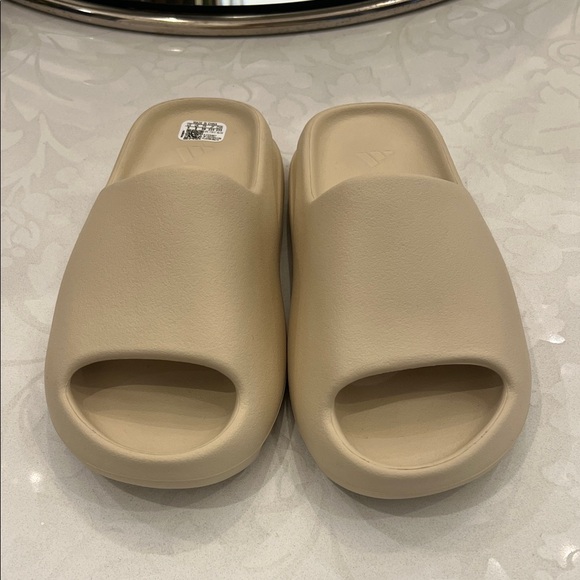 Yeezy Slides - Picture 1 of 4